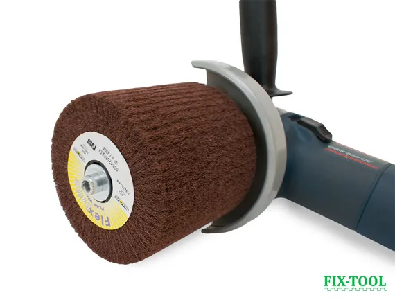 Вал устанавливается на УШМ и ставится валик для сатинирования