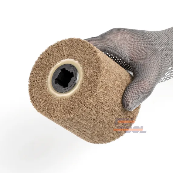 Валик шлифовальный P160 в руках масштаб