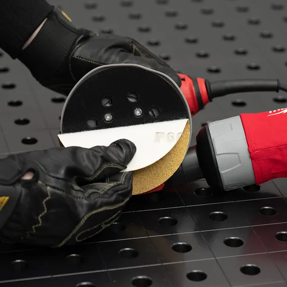 Шлифовальные круги крепятся с помощью липучки на опору эксцентриковой шлифовальной машины