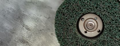 Зачистной круг 3М Scotch-Brite™ Clean&Strip 150x13x13 XT Purple™ №2 Зачистной круг 3М Scotch-Brite™ Clean&Strip 150x13x13 XT Purple™ №2
