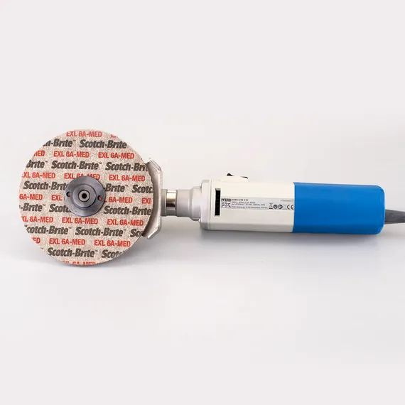 Круг Scotch-Brite 3M XL-UW 6A-MED установлен на PFERD KNER