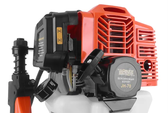 Бензиновый копер MESSER JH-70 крупный план двигателя и ручного стартера