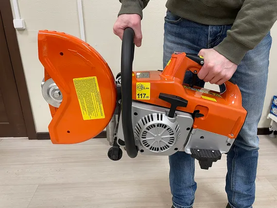 Бензорез MESSER ECF350 в руке