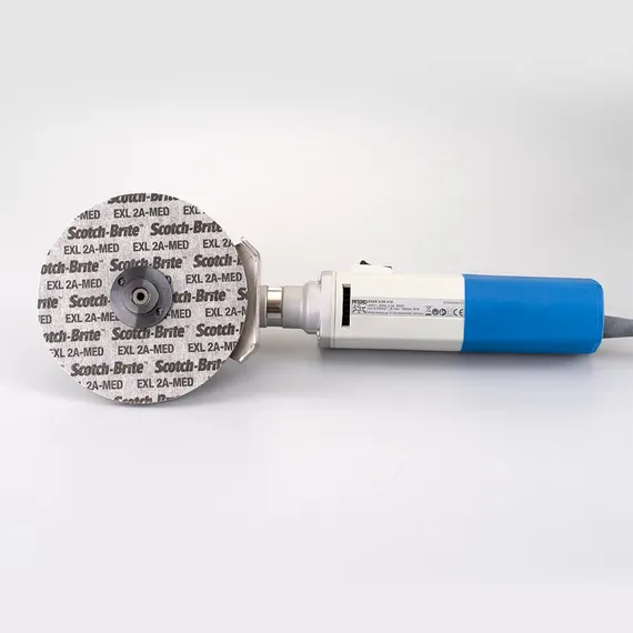 Круг 17498 Scotch-Brite 3M EXL 2A-MED 150x6x13 мм установлен на PFERD KNER