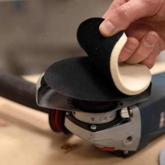 На оправку можно устанавливать разную оснастку, например войлок на липучке