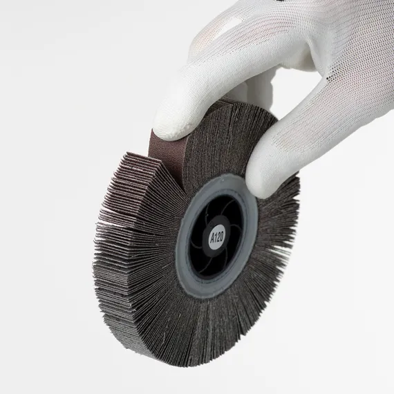 Круг лепестковый радиальный P120 125x20xМ14 A в руке