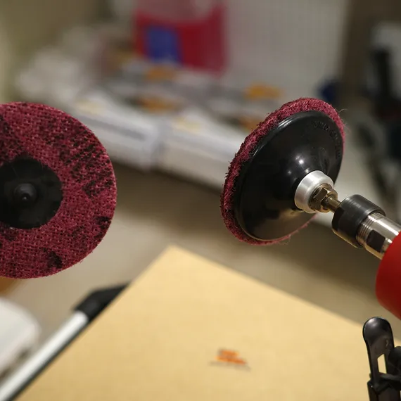 Шлифовальный круг нетканый 3M Roloc 75мм Medium установлен на мини УШМ