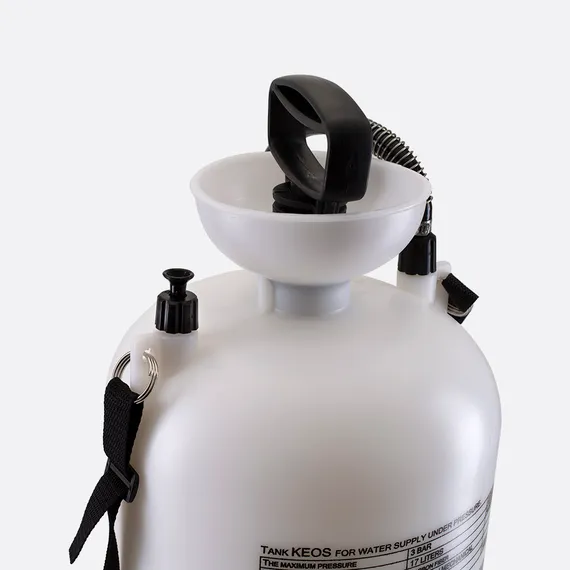 На баке установлен клапан сброса давления