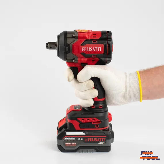 Фото гайковерта в руке