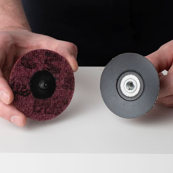 Шлифовальный круг нетканый 3M 75мм Roloc Medium №5 Шлифовальный круг нетканый 3M 75мм Roloc Medium №5