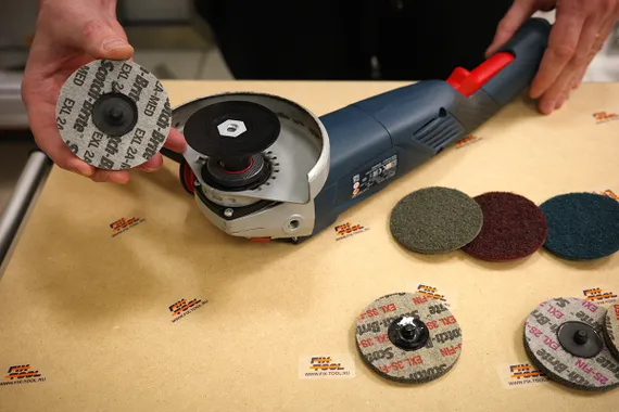 На круге есть специальный крепеж, который называется Roloc или QCD