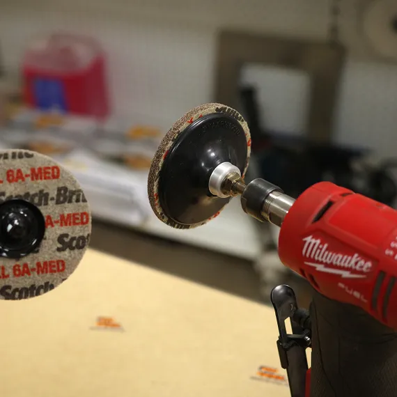 Круг 3M XL-UR 6A-MED 75x6 мм Roloc установлен на мини УШМ