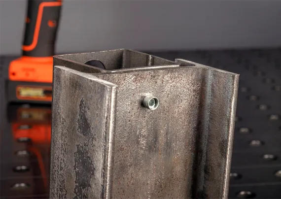 На фотографии показано как Messer CQ-60025 установил усиленную стальную заклепку 6,4 мм