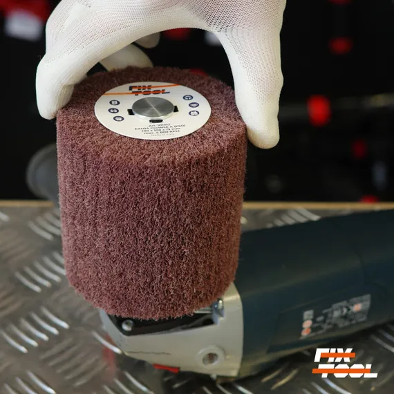 Фото прикручиваем шлифовальный валик к УШМ