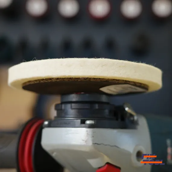 Круг полировальный войлочный Fix-Tool мягкий установлен на болгарку