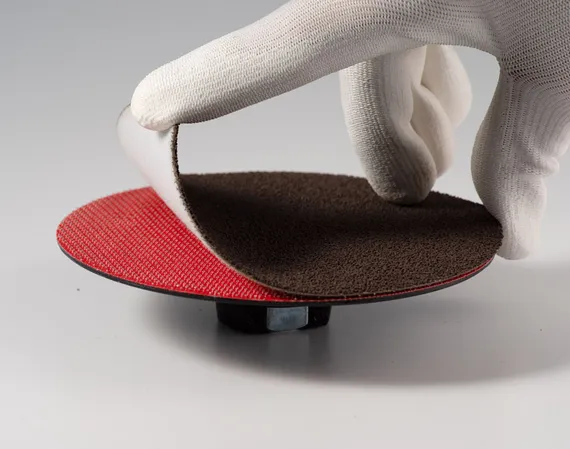 Шлифовальный круг на липучке установлен на специальную оправку PFERD