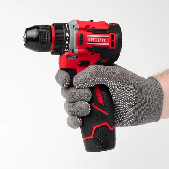 Фото № 7 Аккумуляторный шуруповерт FELISATTI FT1251 в руке