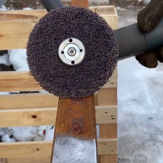 Зачистной круг 3М Scotch-Brite™ Clean&amp;Strip XT Purple™ в работе очищает профильную трубу от ржавчины