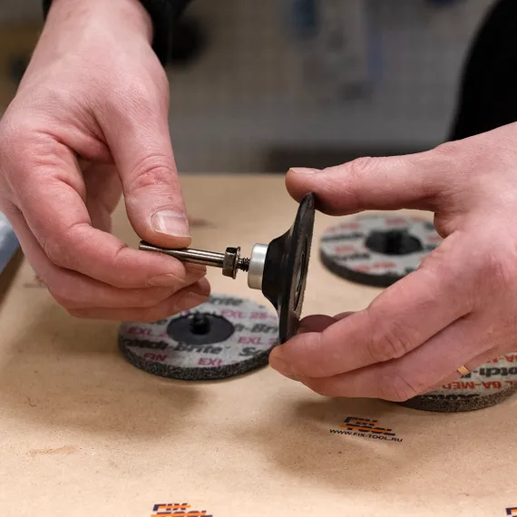 Оправка для кругов Roloc прикручивается шпиндель диаметром 6 мм