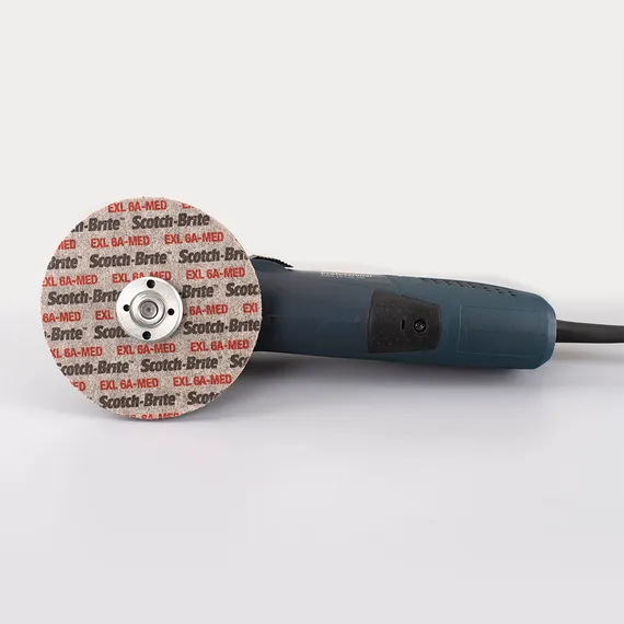 На болгарку установлен круг Scotch-Brite 3M XL-UW 6A-MED 150x6x13 мм