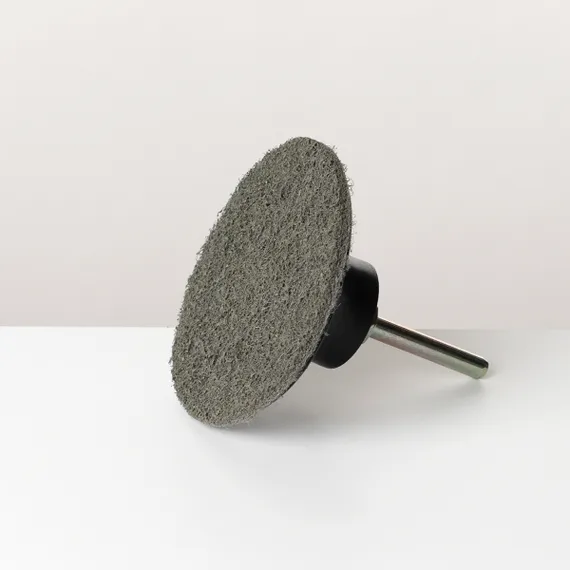 Круг 3M Roloc 75мм Super Fine установлен на оправку, оправка дополнительная опция