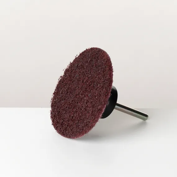 Круг Roloc 75мм Medium установлен на оправку, оправка дополнительная опция