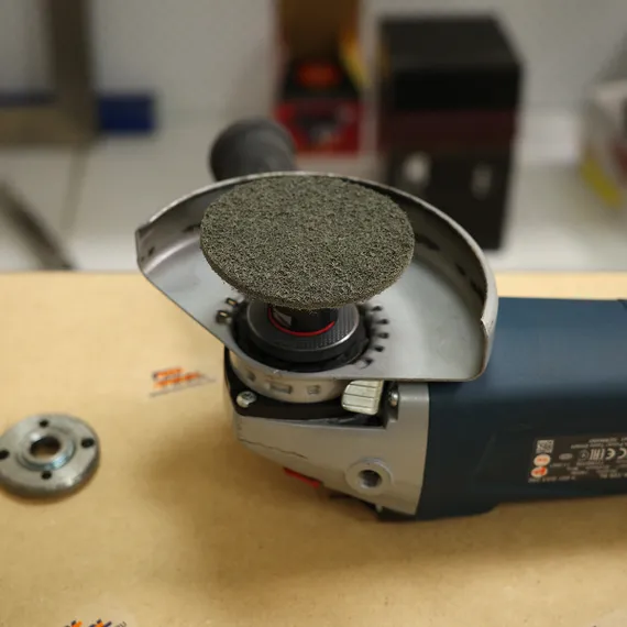 Шлифовальный круг 3M Roloc 75мм Super Fine установлен на УШМ