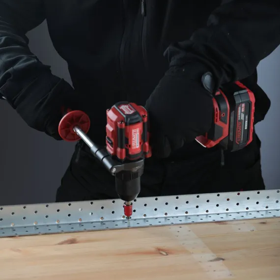 Аккумуляторная дрель-шуруповерт FT1612 FELISATTI в работе