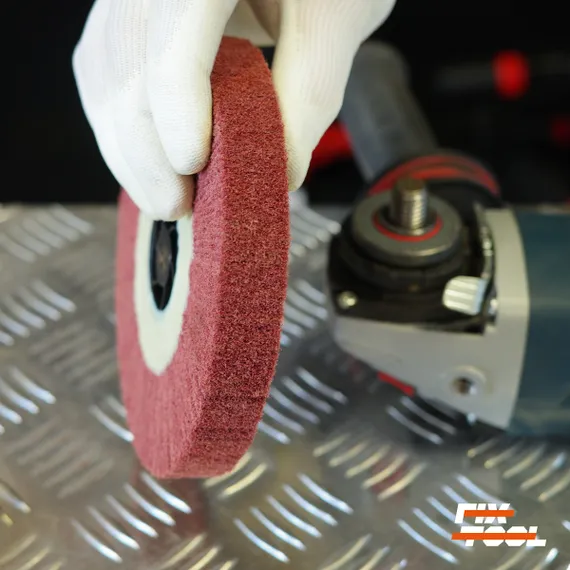 Шлифовальный радиальный 150x20xM14 Medium Pro в руке