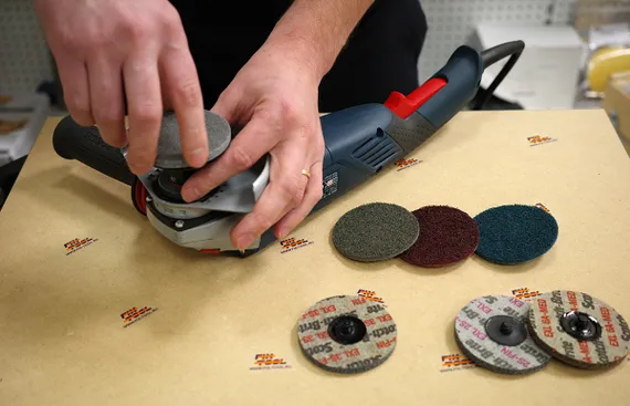 Накручиваем круг 75 мм на насадку