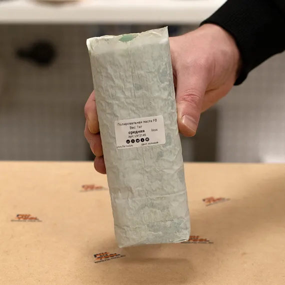 Полировальная паста FB зелёная средняя 1кг фото в руке