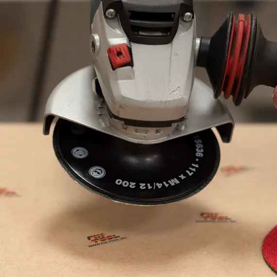 Тарелка для фибровых кругов установлена на болгарку и готова к работе