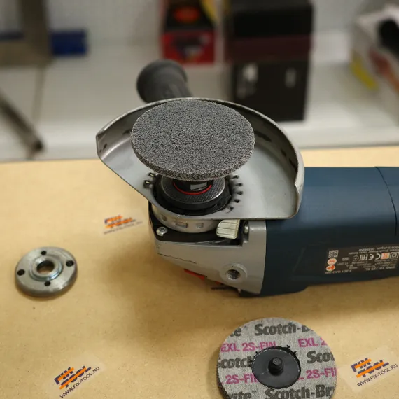 Круг 3М Scotch-Brite Roloc 2S-FIN 75x6 установлен на УШМ