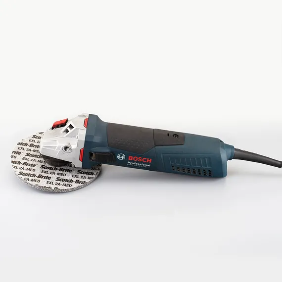 На УШМ установлен круг 17498 Scotch-Brite 3M EXL 2A-MED 150x6x13 мм