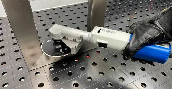 На инструмент установлена оправка на липучке