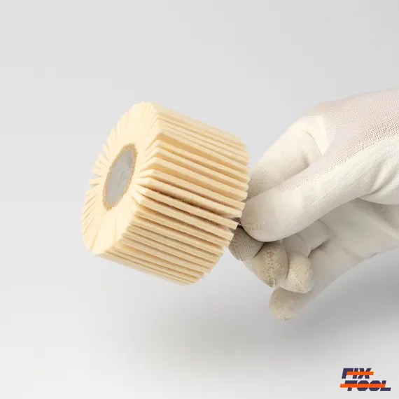 Войлочная лепестковая головка 80x50x6 мм в руке