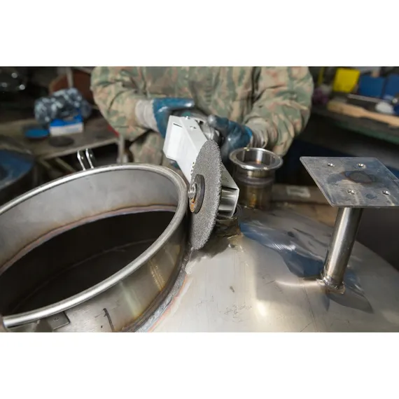 Насадка в работе, шлифовка обечайки емкости из нержавеющей стали