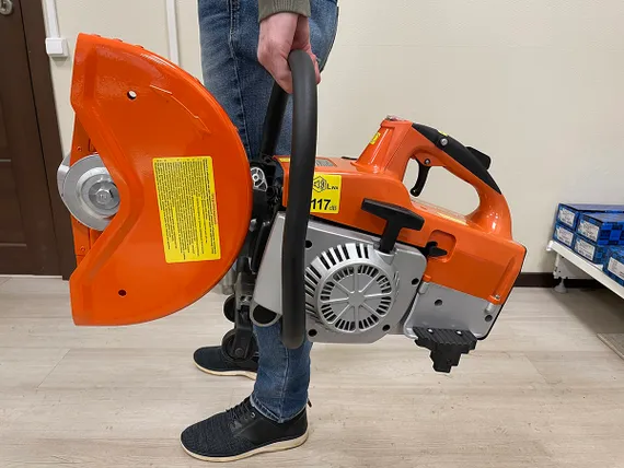 Бензорез MESSER ECF350 в руке с другой стороны