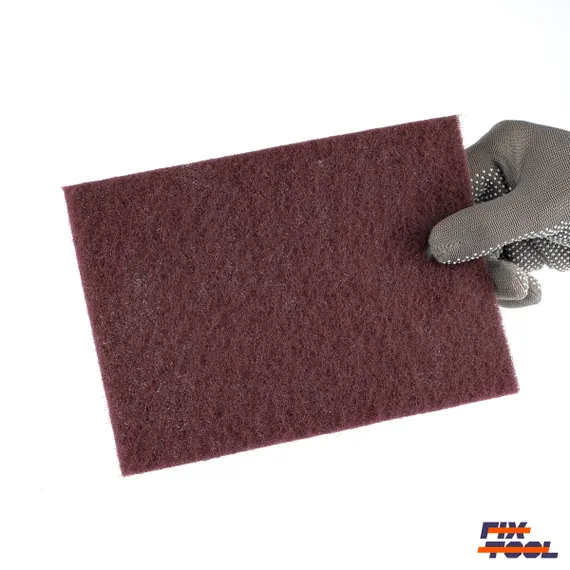 Лист Very Fine SOFT Fix-Tool держат в руке