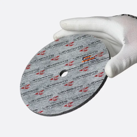 Круг доводочный 2A-MED 150x6,4x13 мм Levorato в руке