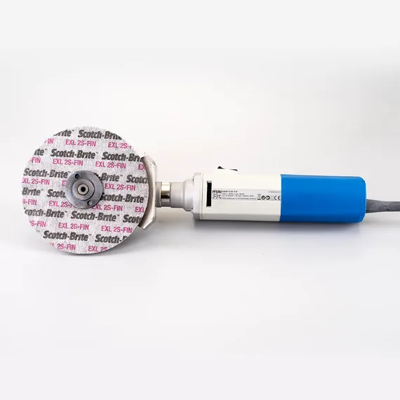 Круг 13741 Scotch-Brite 3M EXL 2S-FIN 150x6x13 мм установлен на PFERD KNER