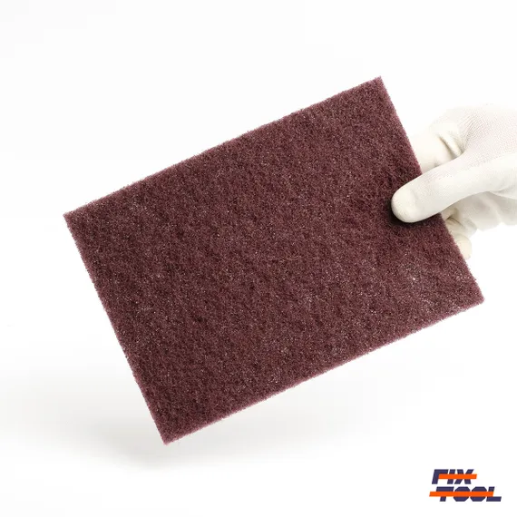 Листы скотч брайт 158 мм x 224 мм Medium Soft в руке