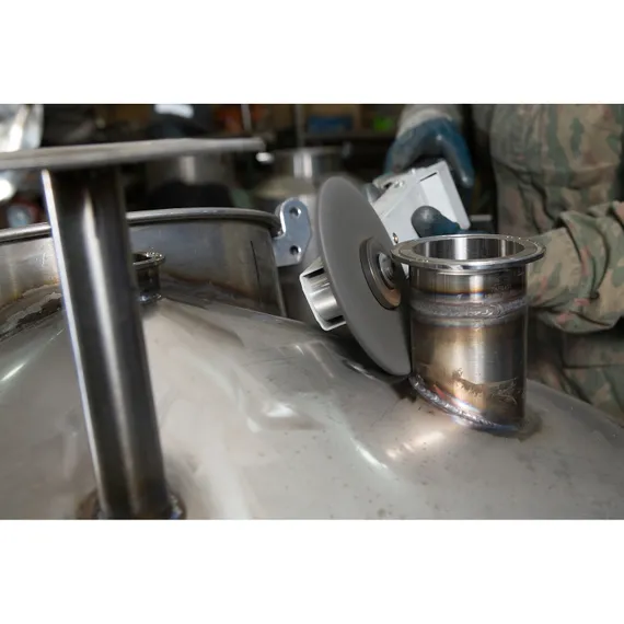 Насадка в работе, зачистка труднодоступного места на емкости