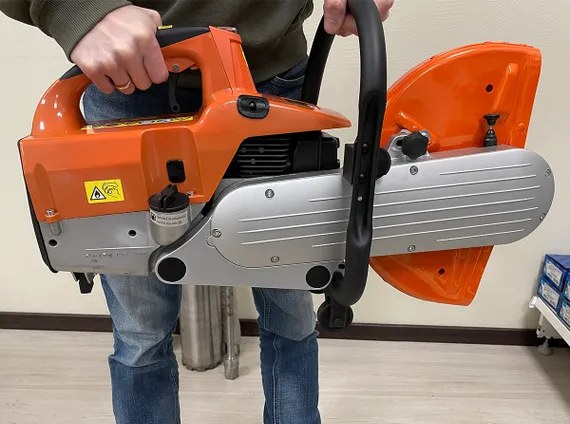 Бензорез MESSER ECF350 удобно держать в руке