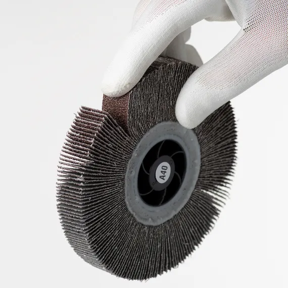 Круг лепестковый радиальный P40 125x20xМ14 A в руке