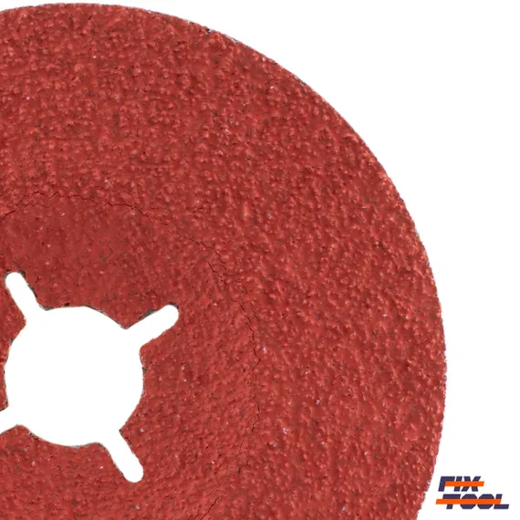 На фото фибровый круг крупным планом абразивами