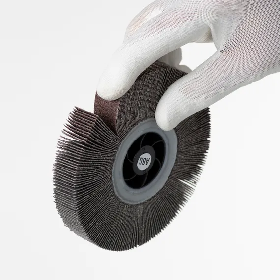 Круг лепестковый радиальный P60 125x20xМ14 A в руке