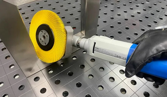 На инструмент установлен круг 3М Bristle BB-ZB 80 T-C