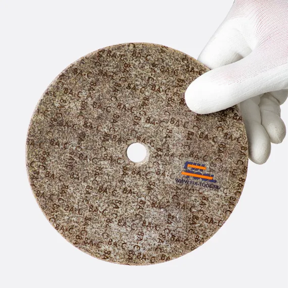 Круг доводочный 8A-CRS TAF 150x6,4x13 мм в руке лицевой стороной