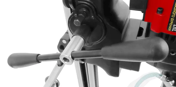 Рукоятку для подачи двигателя можно устанавливать с двух сторон